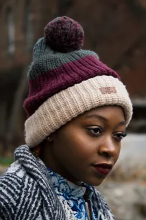 戴条纹圆顶帽的女士