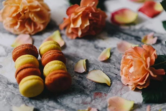 大理石板上的马卡龙俯视图