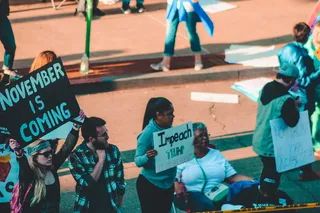 持弹劾标志牌的女子