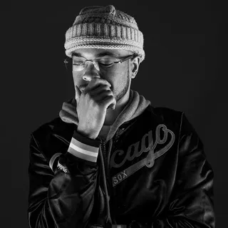 男子低头捂住嘴