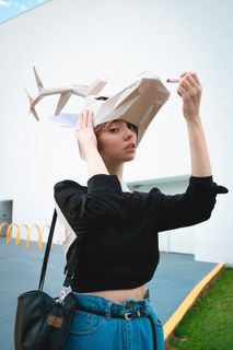 身穿黑色毛衣手持鹿面具的女子