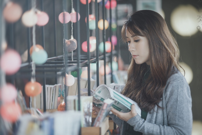 女人，站着，拿着，书，女人，少女，亚洲，女孩