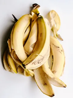 白色表面的黄色香蕉皮 白色表面的黄色香蕉皮