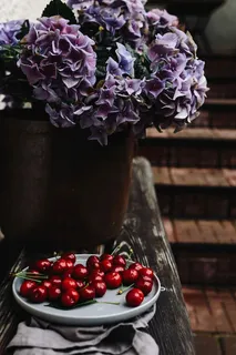 简单盘子里的新鲜樱桃