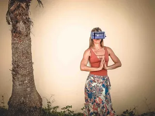 穿着棕色背心站着的女人