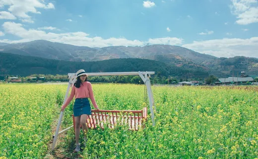 身穿粉色长袖上衣的女子斜靠在白色和棕色的木质天篷秋千上 身穿粉色长袖上衣的女子斜靠在白色和棕色的木质天篷秋千上