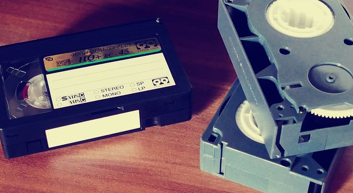 桌上有3条Vhs磁带