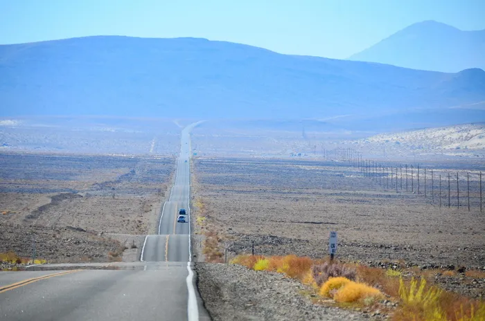 二、车辆、跑步、道路、包围、草地、圣贝纳迪诺县、死亡谷