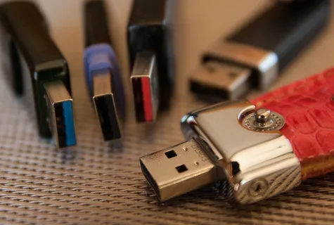 选择性、聚焦摄影、各色闪存驱动器、皮革、usb密钥、内存、计算机、数字 选择性、聚焦摄影、各色闪存驱动器、皮革、usb密钥、内存、计算机、数字