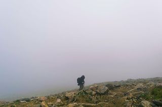 人，山，岩石，雾，黑色，连帽衫，灰色，裤子