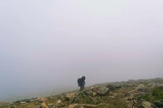 人，山，岩石，雾，黑色，连帽衫，灰色，裤子