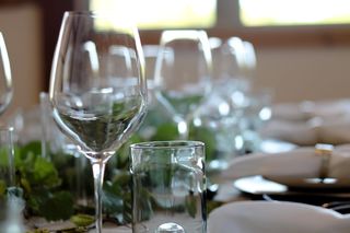 桌子设置，酒杯，玻璃，酒杯，桌子，酒杯，食品和饮料，透明