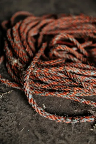 车间里的工具、钉子和螺栓