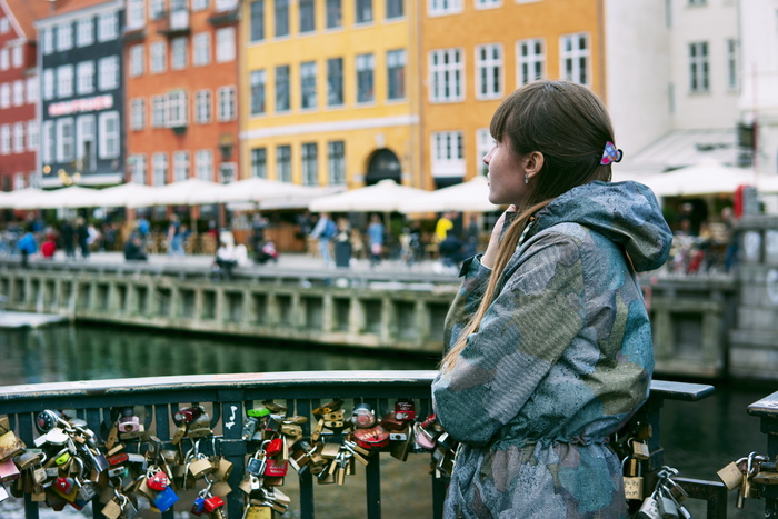 站在橙色、黄色和白色建筑附近的女人