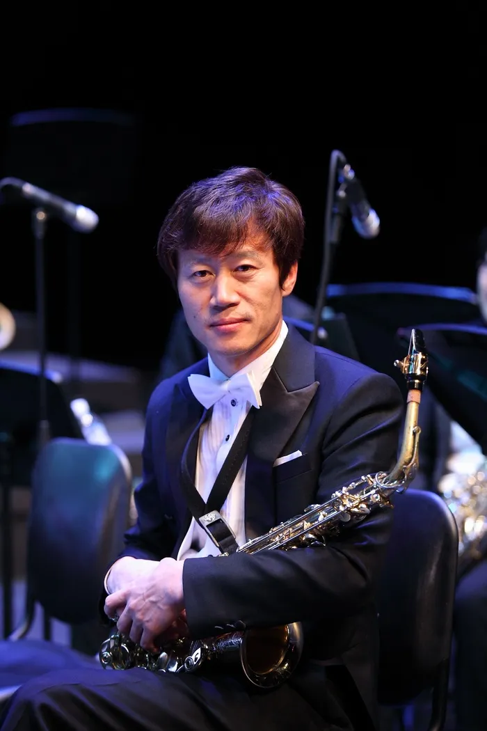 萨克斯管，合奏，大乐队，一人，正面视图，穿着考究，正装，看着摄像机