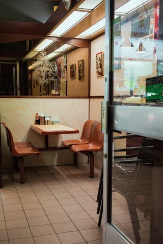 带四把棕色椅子的长方形白色桌子