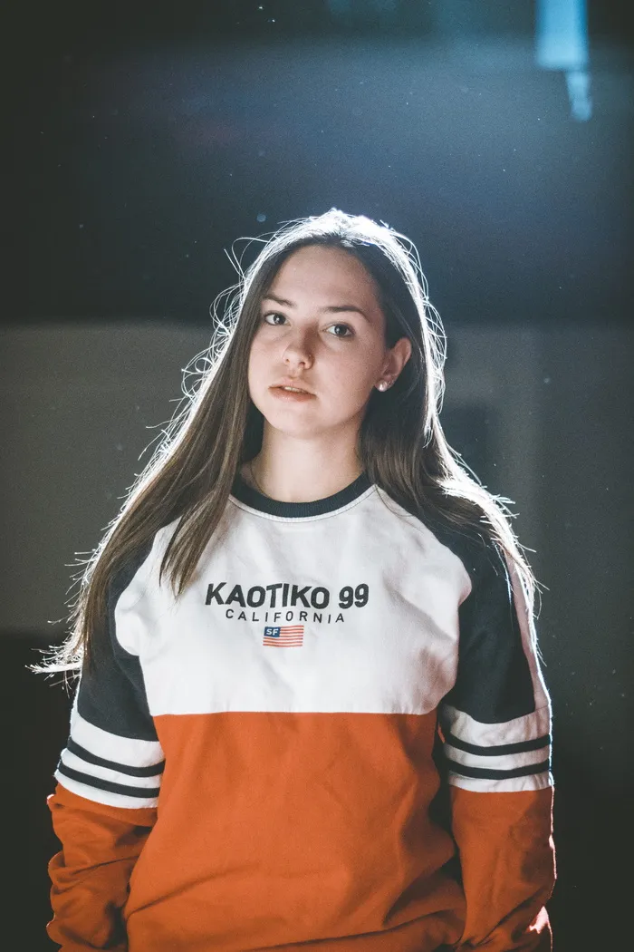 站着的女孩的照片