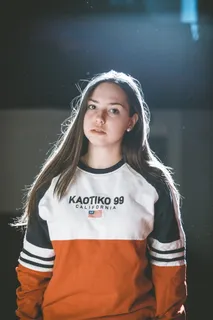 站着的女孩的照片