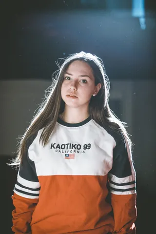 站着的女孩的照片