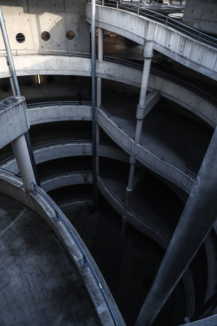 灰色混凝土建筑俯视图