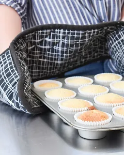 食物，甜点，人，人，奶油，奶油，松饼，植物