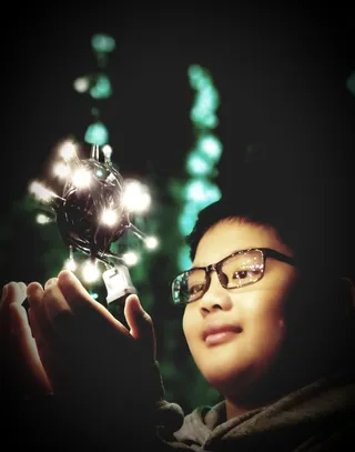 男孩触摸黑白弦灯