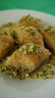 baklava配开心果、东方糕点、甜点、即食、食物、食物和饮料、特写、盘子