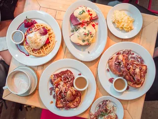 食物，早餐，华夫饼，鸡蛋，鸡蛋，法式吐司，食物，百胜