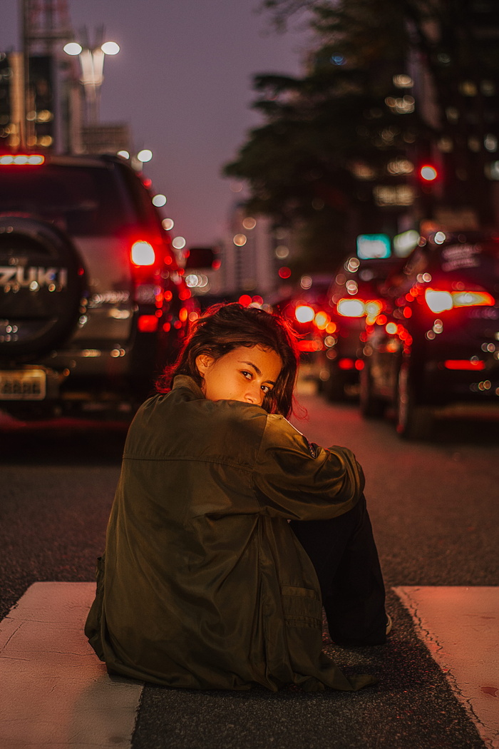 晚上坐在路上的女人