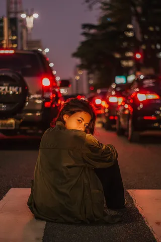 晚上坐在路上的女人