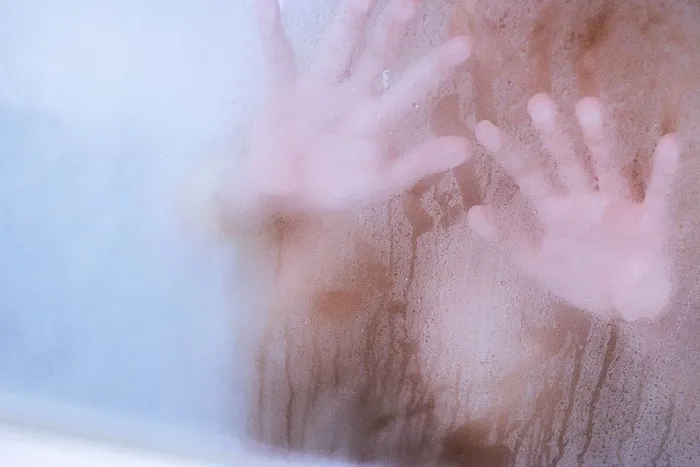 透明玻璃淋浴间里的人