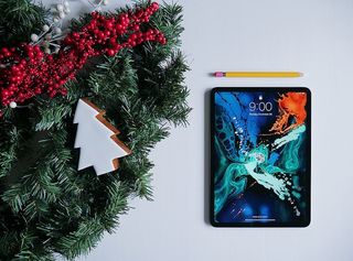 桌子上放着黑色iPad和铅笔
