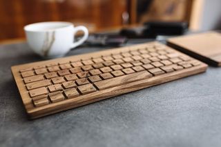 在木制键盘上打字的年轻人