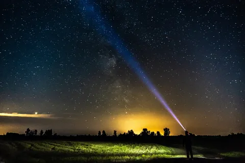 夜、星星、天空、火炬、光束、人、轮廓、空间 夜、星星、天空、火炬、光束、人、轮廓、空间