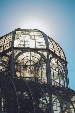 灰色金属框架建筑，玻璃屋顶