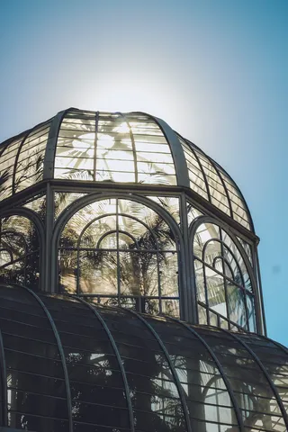 灰色金属框架建筑，玻璃屋顶