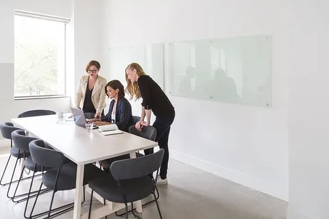 会议中的商界女性 会议中的商界女性