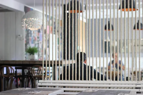 西班牙,巴塞罗那,咖啡,三明治,男人,吃,咖啡,放松 西班牙,巴塞罗那,咖啡,三明治,男人,吃,咖啡,放松