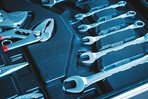 工具和黑色工具箱。工具箱中的许多扳手和其他工具 工具和黑色工具箱。工具箱中的许多扳手和其他工具