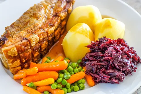 烤面包皮，肉，食品，晚餐，餐，盘子，食品和饮料，蔬菜