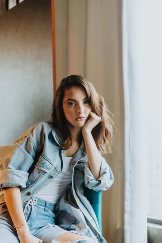 穿白色上衣，牛仔夹克的女人