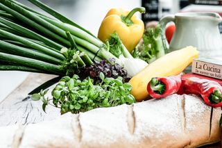 棕色木桌上的什锦蔬菜和面包