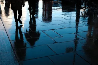 走在水泥路上的人