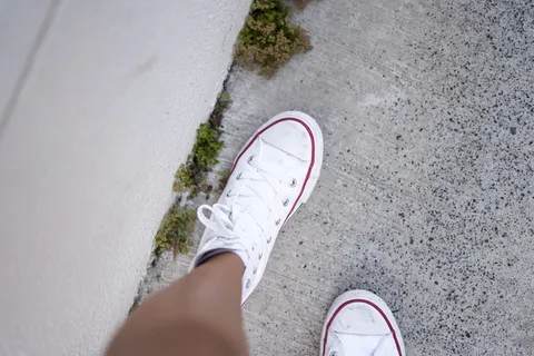 穿着白色低帮系带鞋的人 穿着白色低帮系带鞋的人