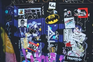 伦敦东部一堵墙上的贴纸、传单和涂鸦