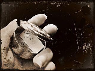 人，手持，圆形，灰色，金属外壳，希望，成员，感觉