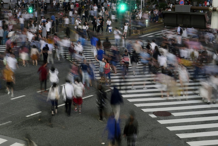 柏油路、斑马线、沥青路、道路、人、人、行人、游行