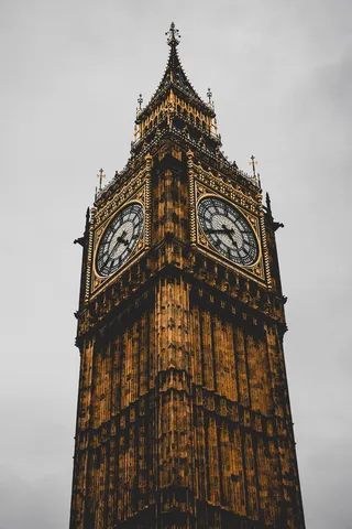 伊丽莎白塔的低角度拍摄