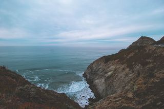 自然摄影中海浪溅在山上