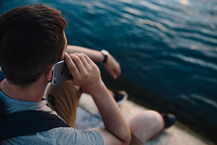 在海边，人们手里拿着手机